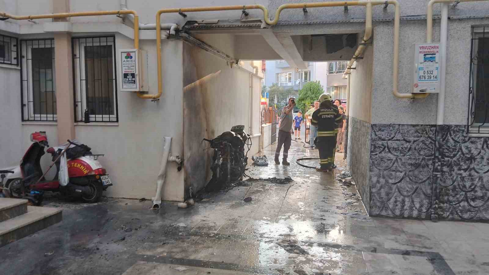 Menteşe’de park halindeki motosiklet alev aldı 