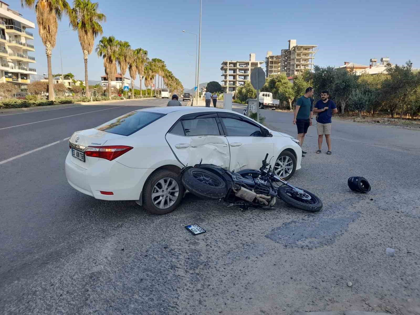 Otomobille çarpışan motosiklet sürücüsü yaralandı 