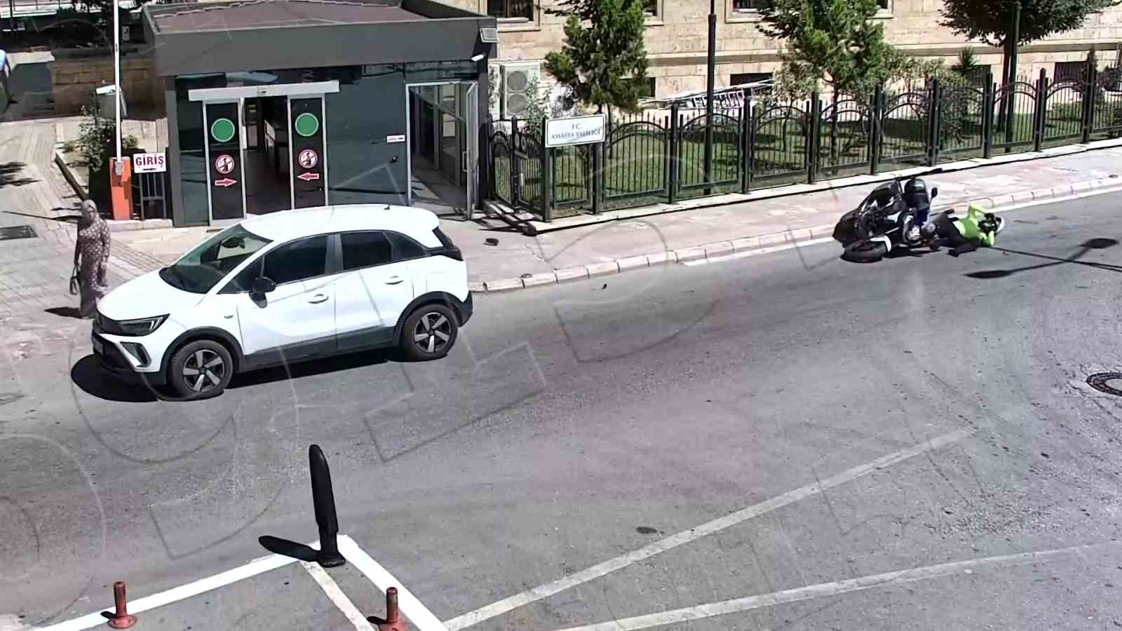 Amasya’da motosikletli polis ile ticari taksi çarpıştı: Kaza anı kamerada 