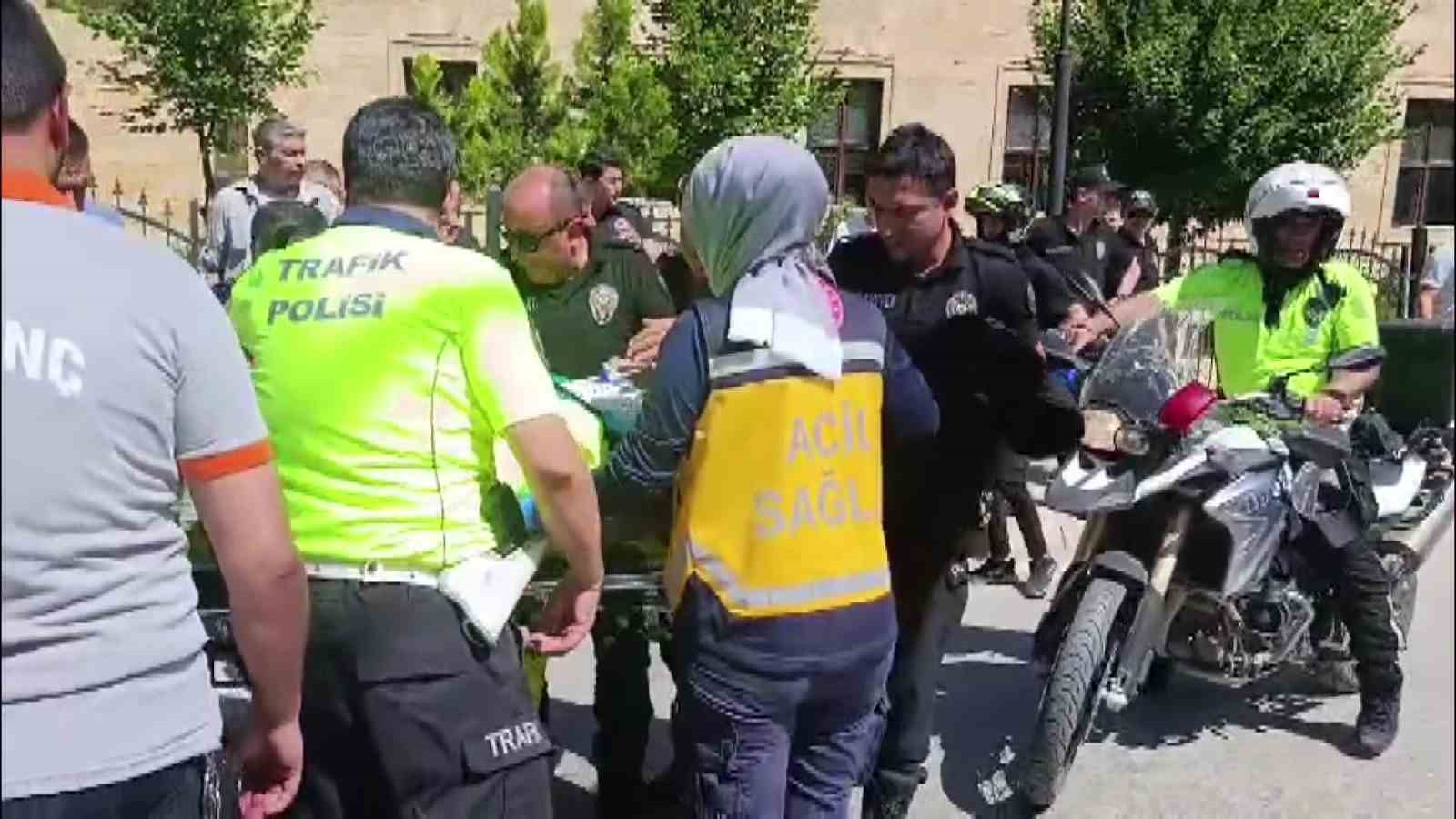 Amasya’da motosikletli polis ile ticari taksi çarpıştı: Kaza anı kamerada 