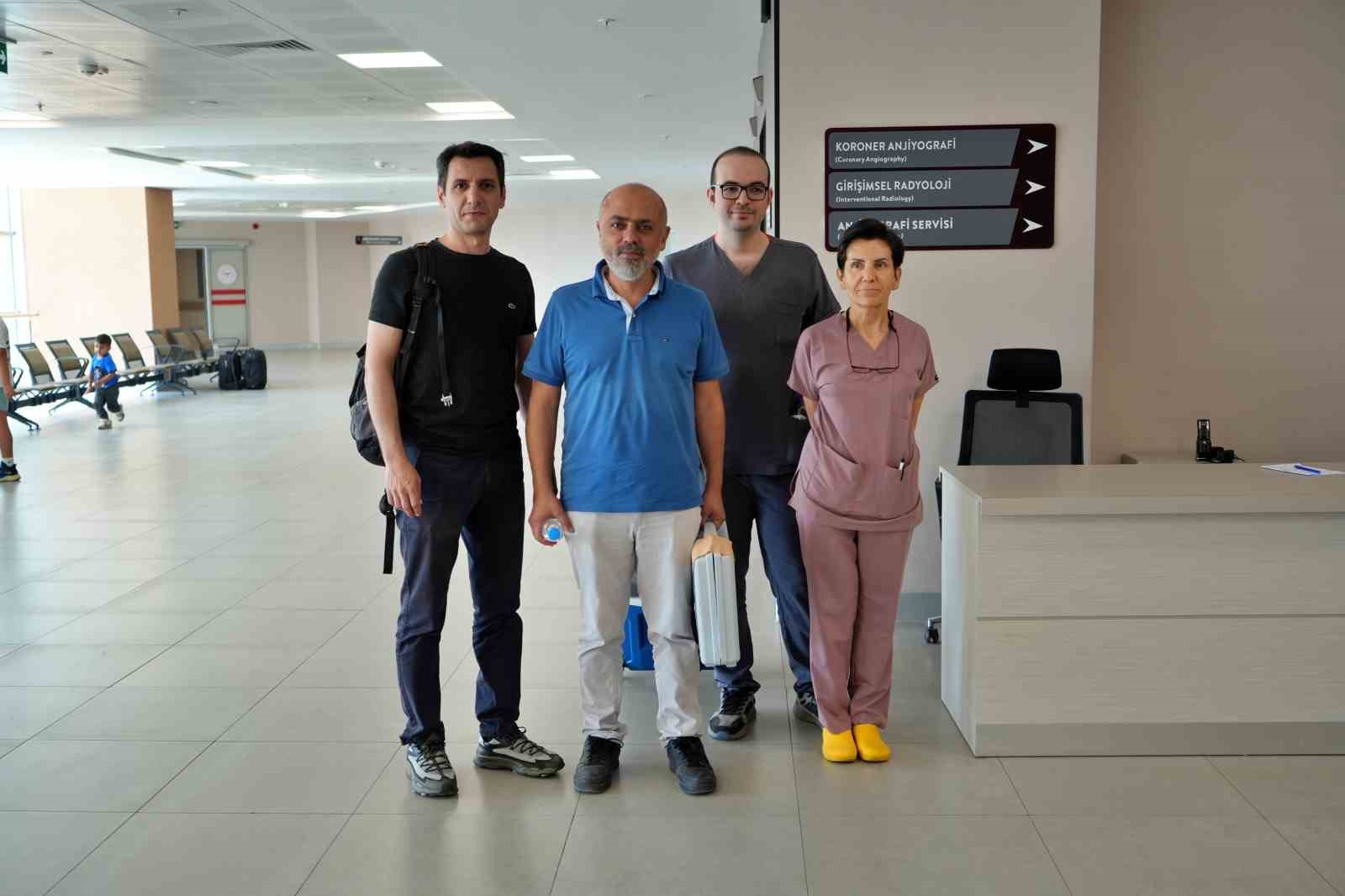 Darp sonucu hayatını kaybeden oğlunun bağışlanan kalbini, dua ederek uğurladı 