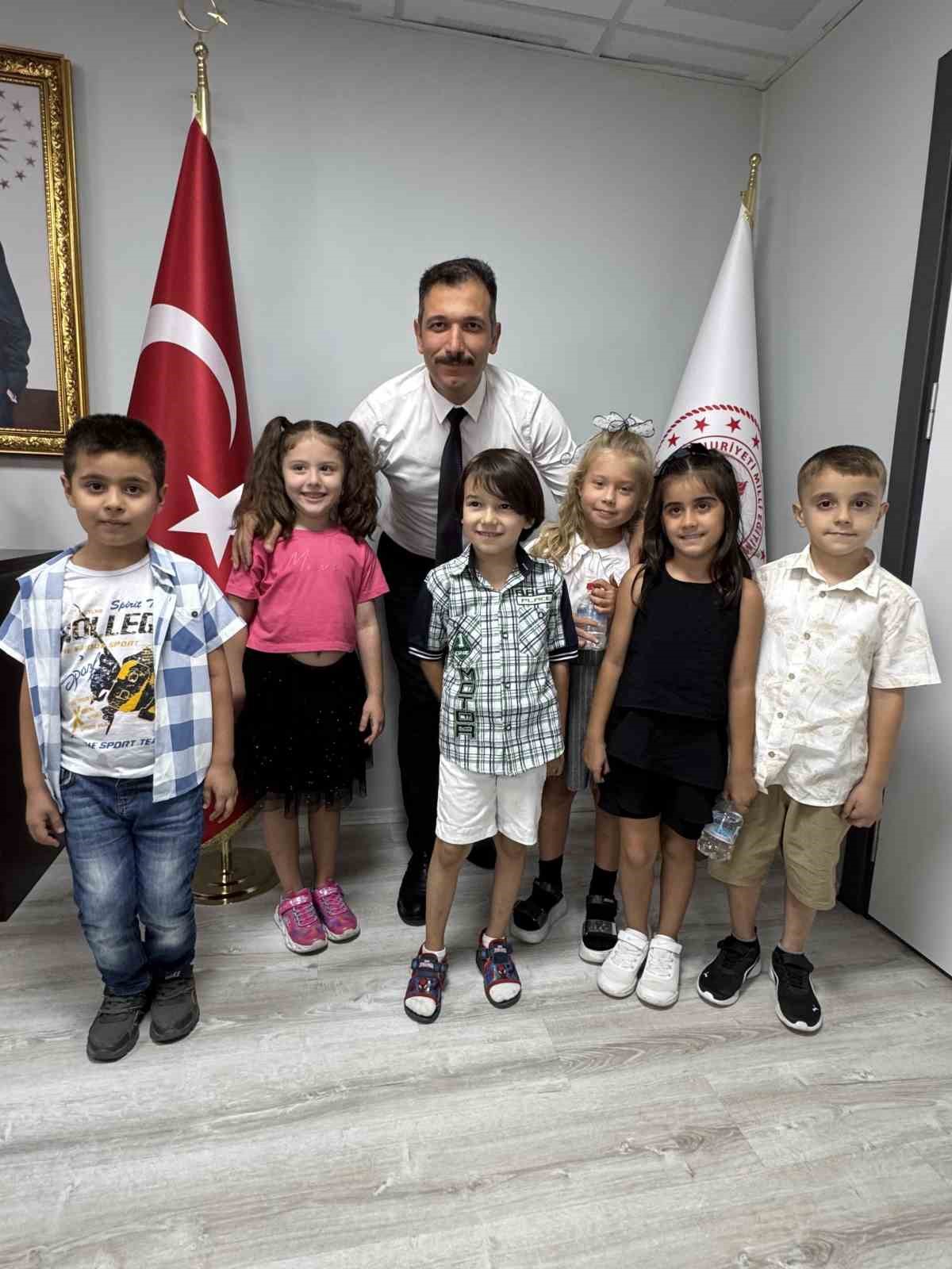 Minik çiftçiler ilk hasatlarını yaptı