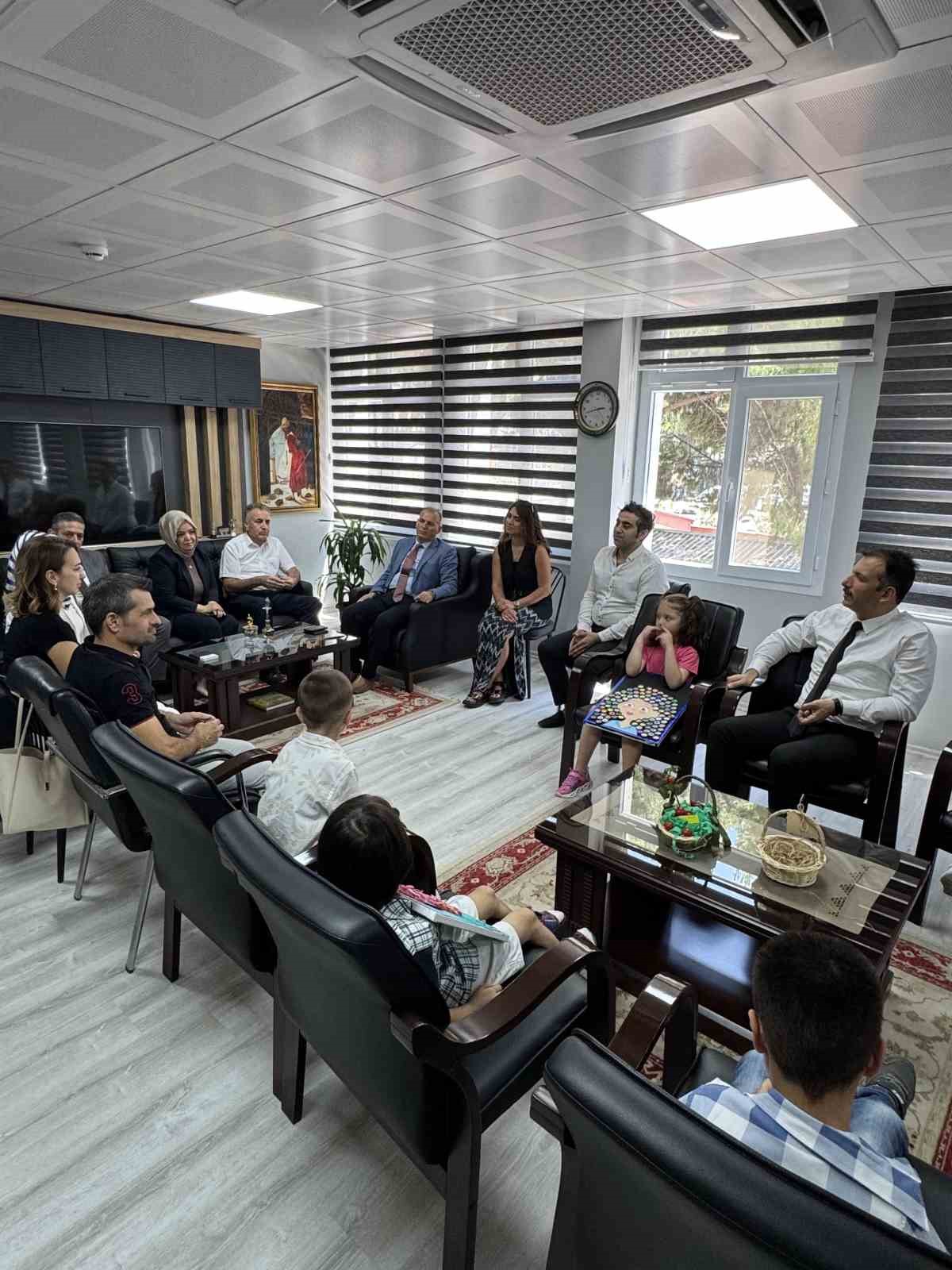 Minik çiftçiler ilk hasatlarını yaptı 