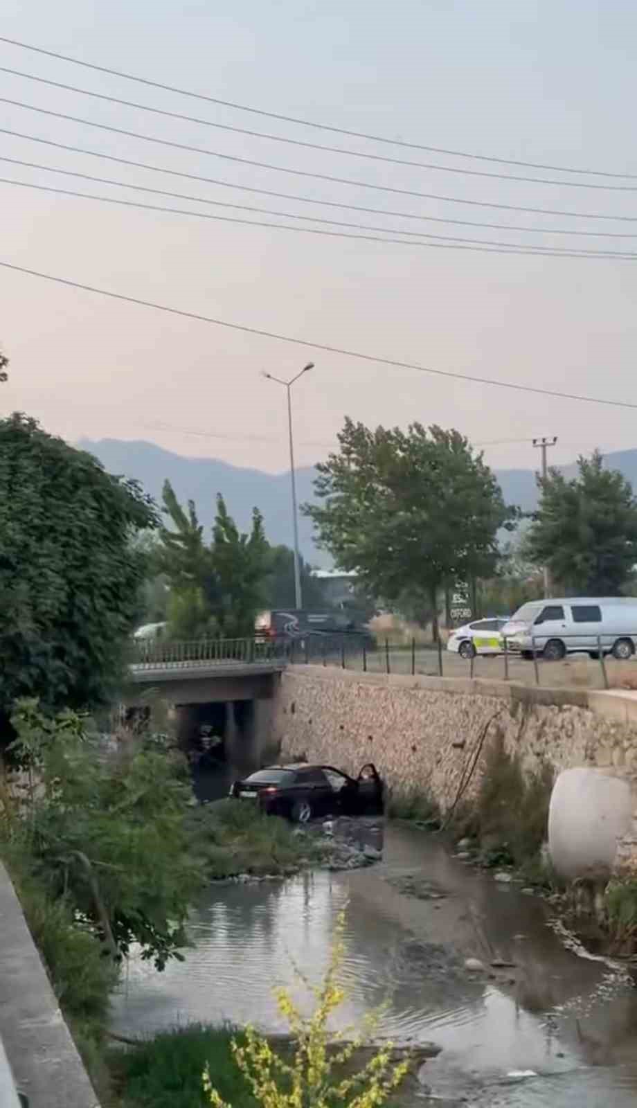 Su kanalında otururken aracın altında kalan çocuk hayatını kaybetti 