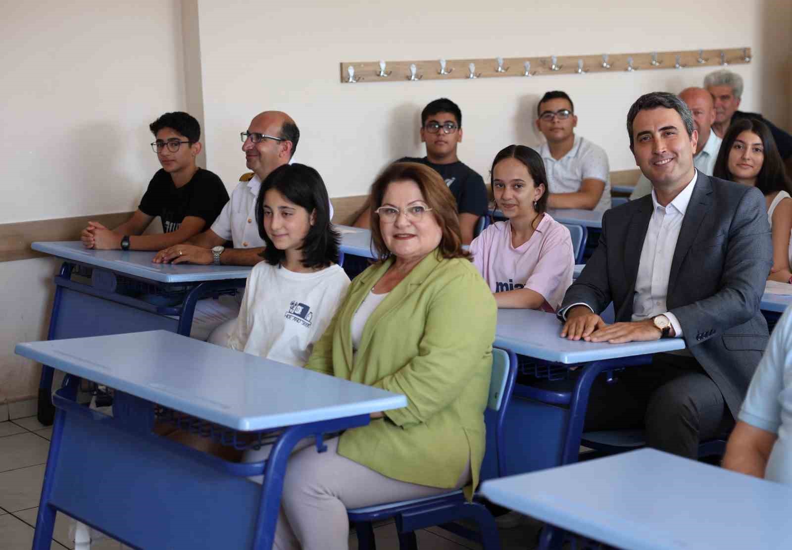 Başkan Gençay, öğrencilerin karne sevincine ortak oldu 