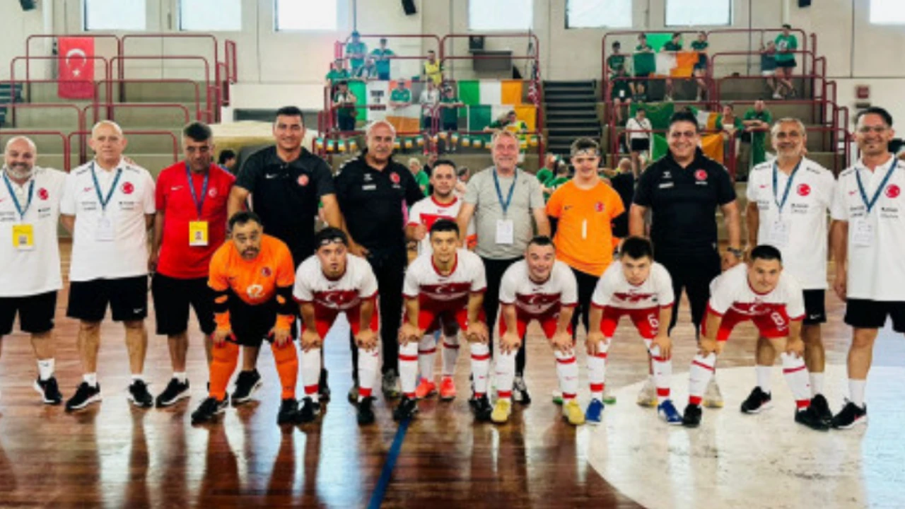 Bakan Bak, Down Futsal Milli Takımı’nı tebrik etti