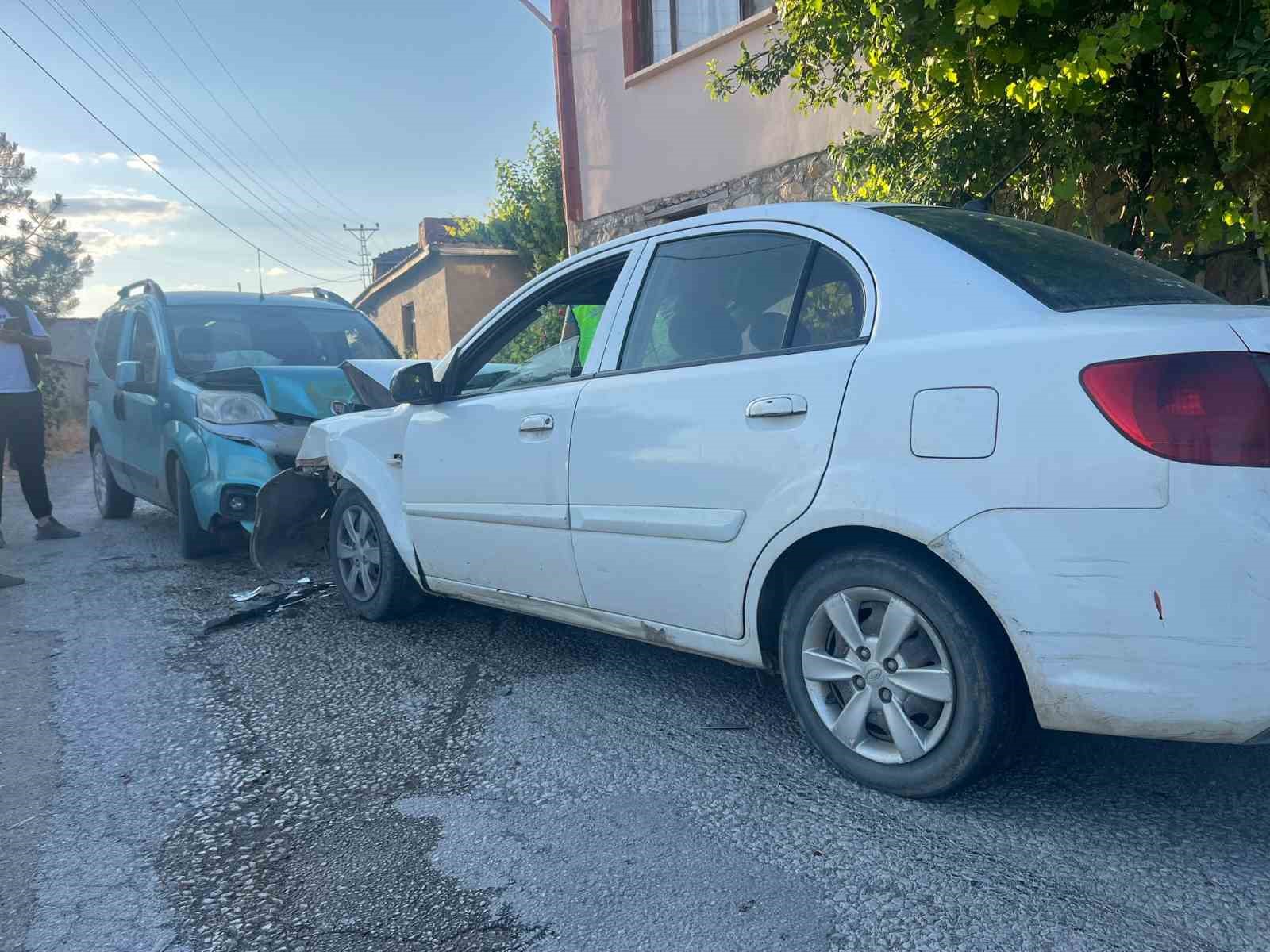 Çorum’da iki araç kafa kafaya çarpıştı: 4 yaralı 