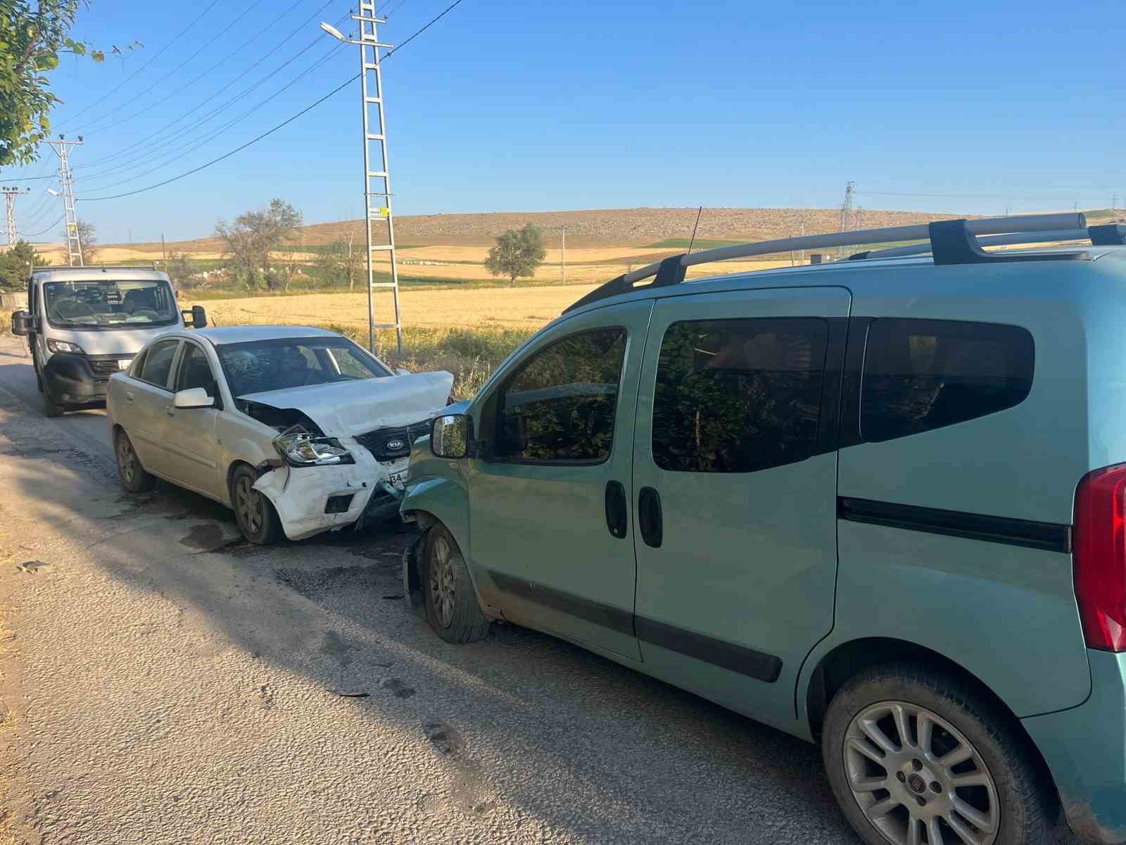 Çorum’da iki araç kafa kafaya çarpıştı: 4 yaralı 