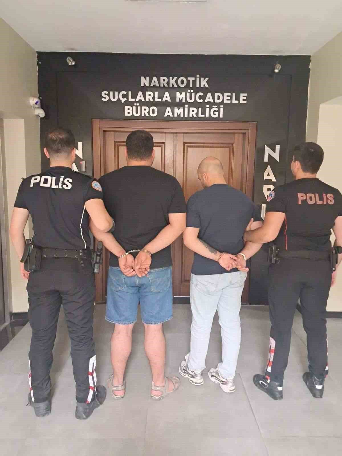 2 şüphelinin üzerinden 162 adet sentetik ecza hapı ele geçirildi