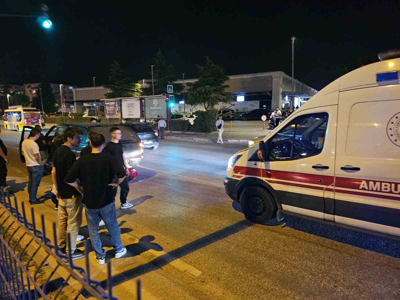 Motosiklet sürücüsü aracın altına girdi: 1 yaralı 