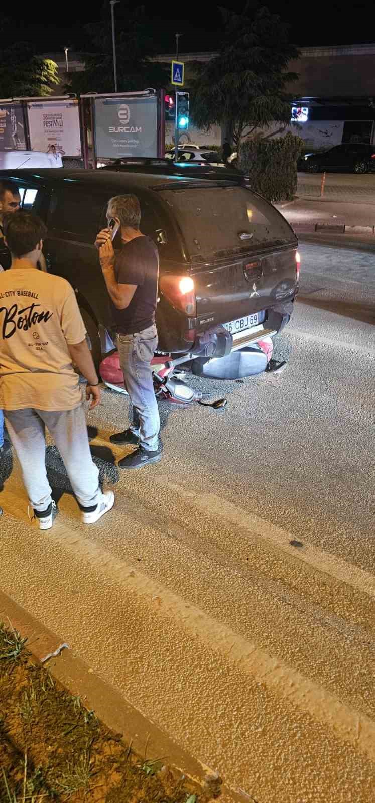 Motosiklet sürücüsü aracın altına girdi: 1 yaralı 