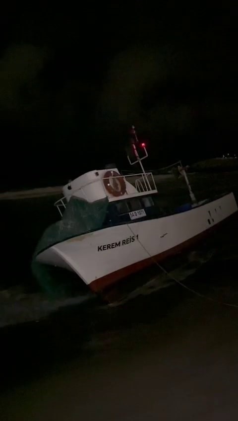 Sakarya’da 8 metrelik balıkçı teknesi karaya oturdu 