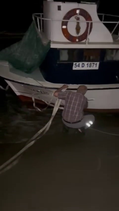 Sakarya’da 8 metrelik balıkçı teknesi karaya oturdu 