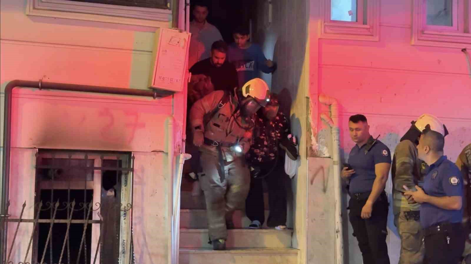 Esenyurt’ta bodrum katta çıkan yangın korkuttu: 14 kişi tahliye edildi 
