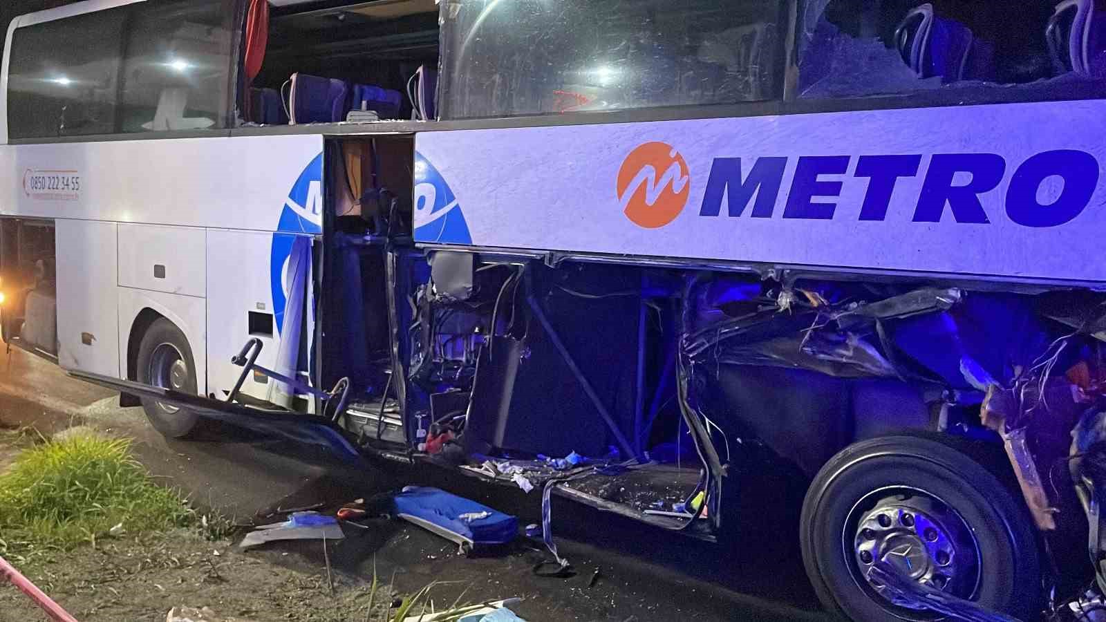 Faciadan dönüldü: 40 yolcusu olan otobüs tıra çarptı, 12 kişi yaralandı 