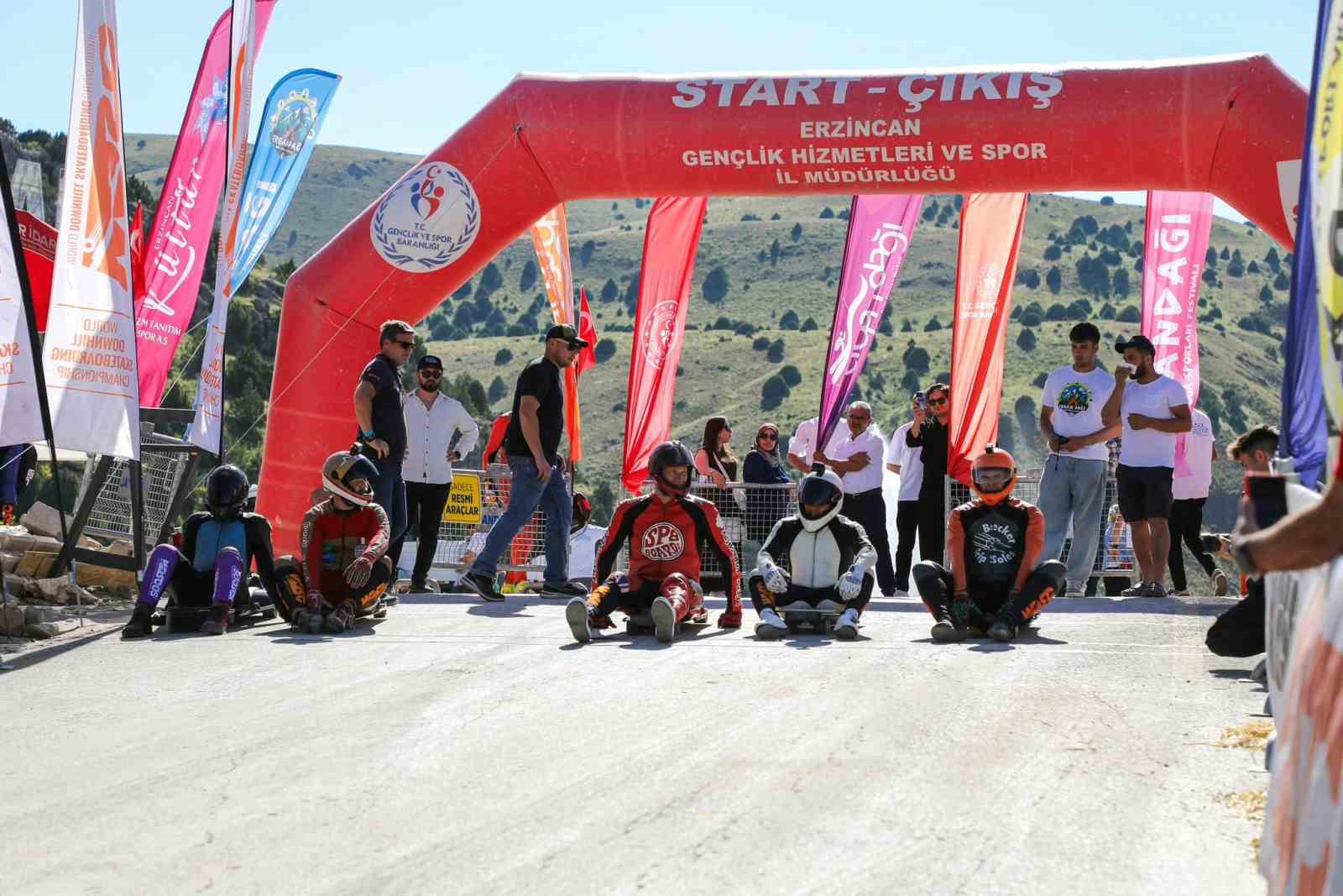 Dünya Kaykay İniş Şampiyonası Erzincan’da başladı