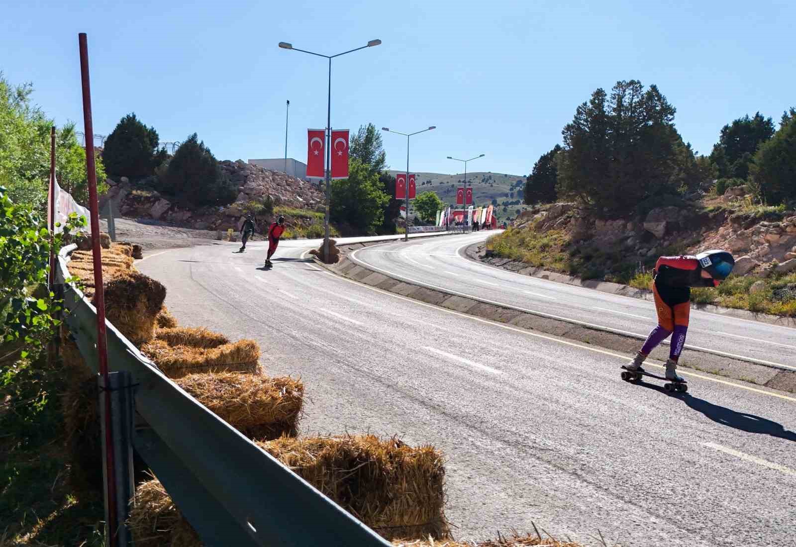 Dünya Kaykay İniş Şampiyonası Erzincan’da başladı 