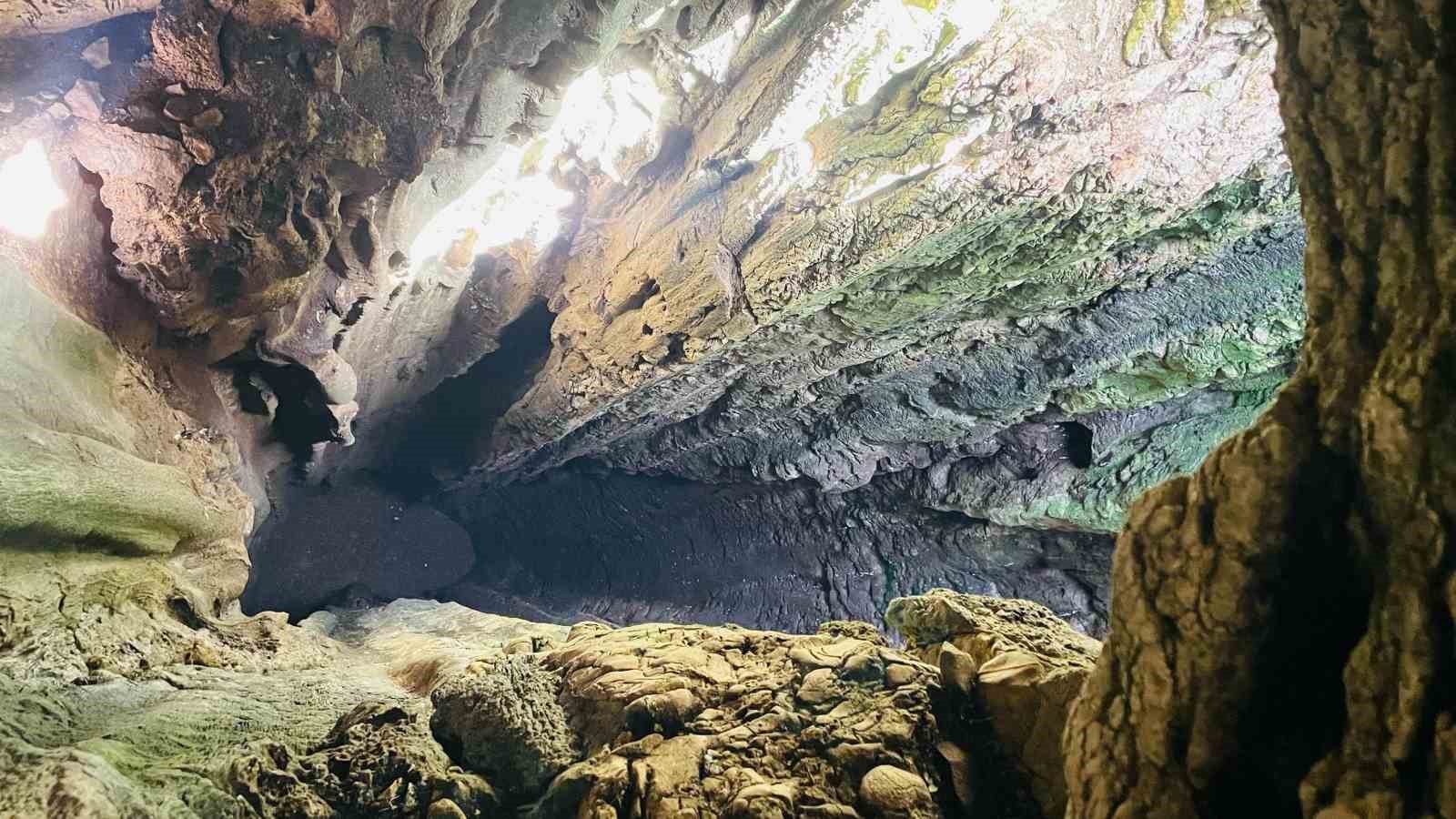Adıyaman’daki mağaralarda bulunan ilginç jeolojik oluşumlar incelendi 