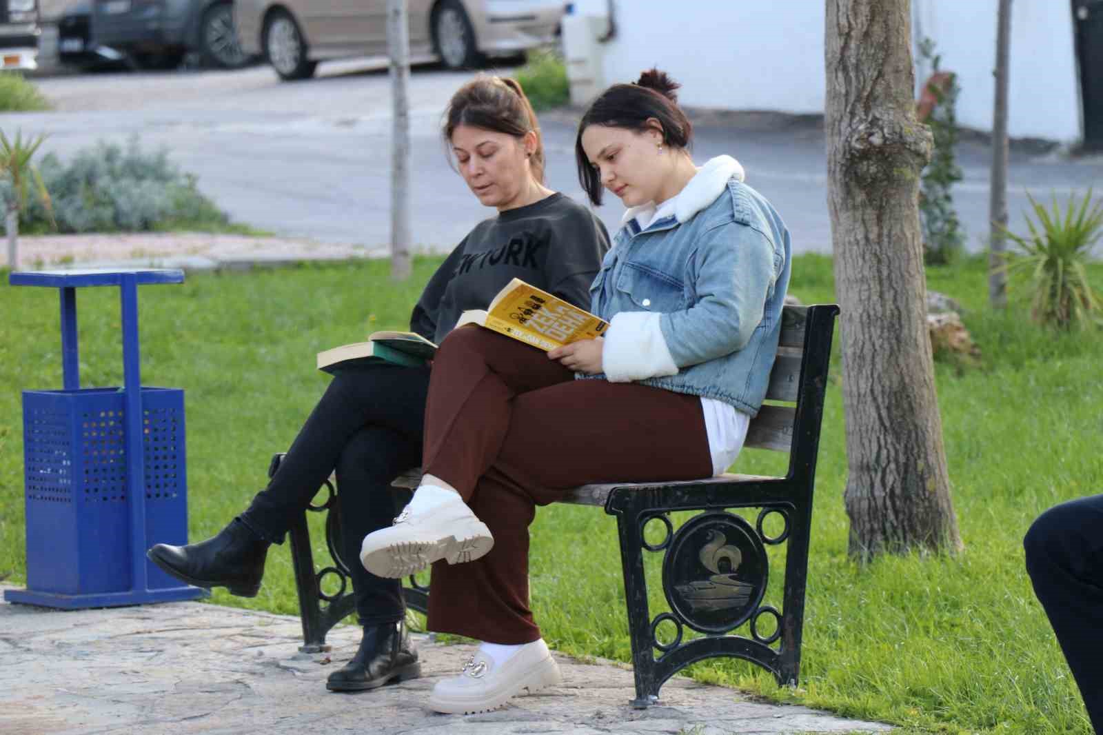 Mahalleli kitap okusun diye muhtarlığı kütüphaneye çevirdi 