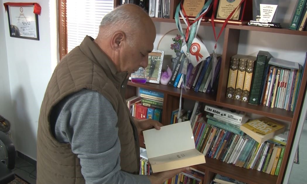 Mahalleli kitap okusun diye muhtarlığı kütüphaneye çevirdi 
