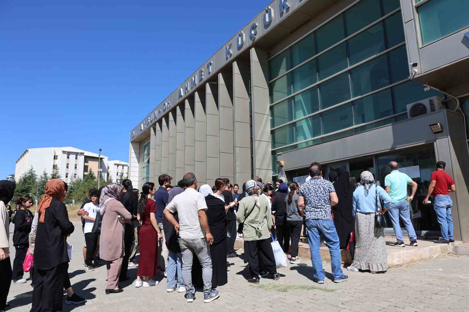 Elazığ’da nefesler tutuldu, YKS heyecanı başladı 