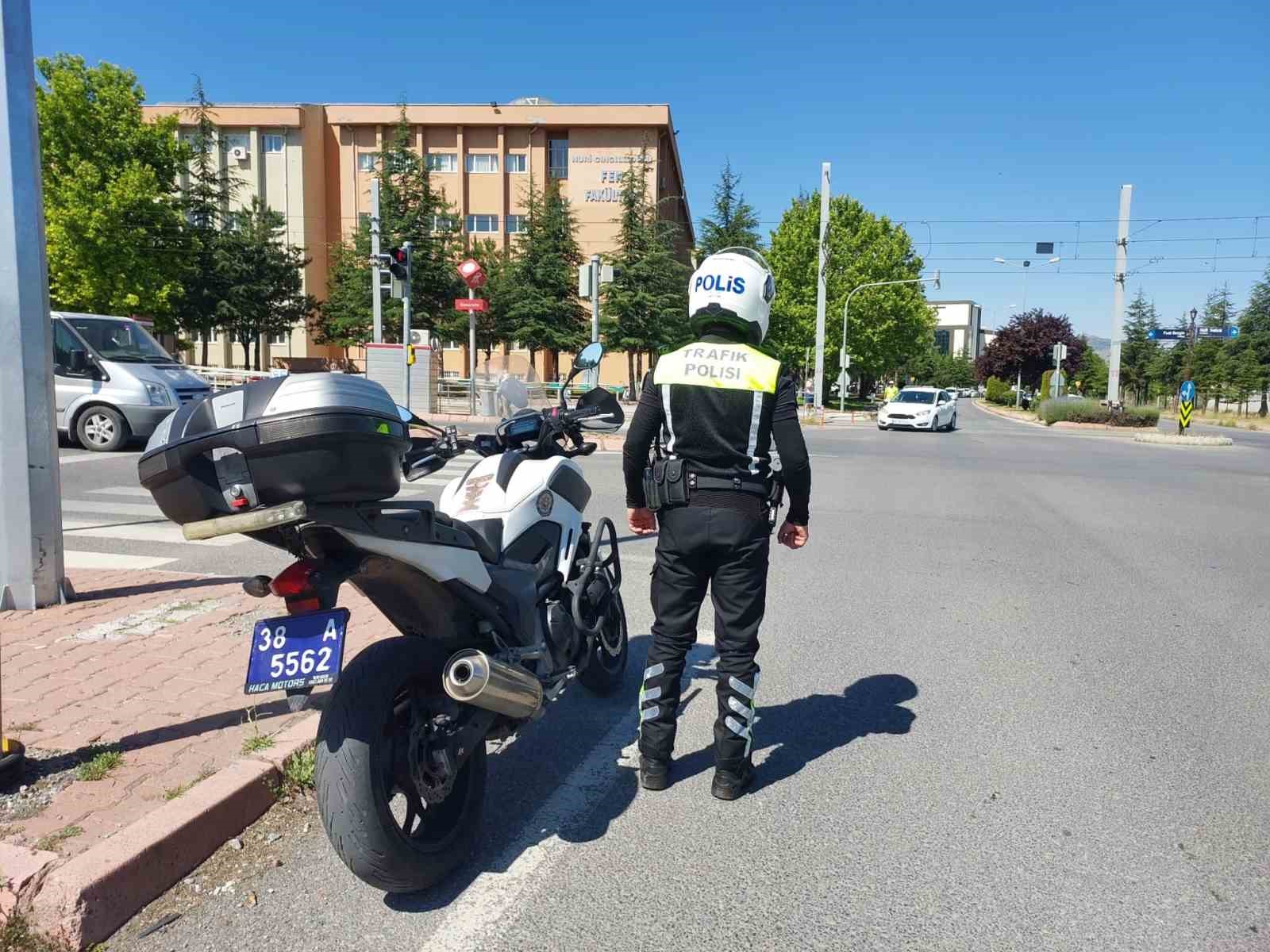 Kayseri Emniyeti ERÜ yerleşkesinde 90 adayı sınava yetiştirdi 