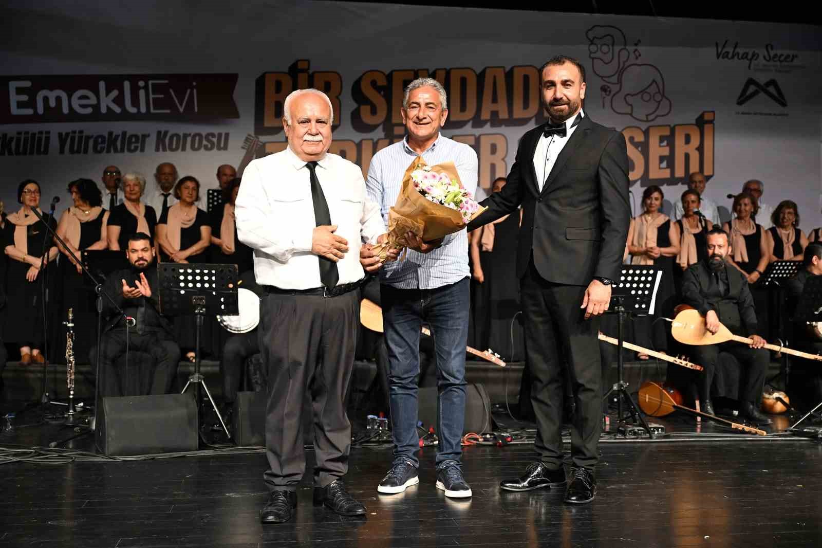 Mersin’de emekli korosundan duygu dolu türkü gecesi 