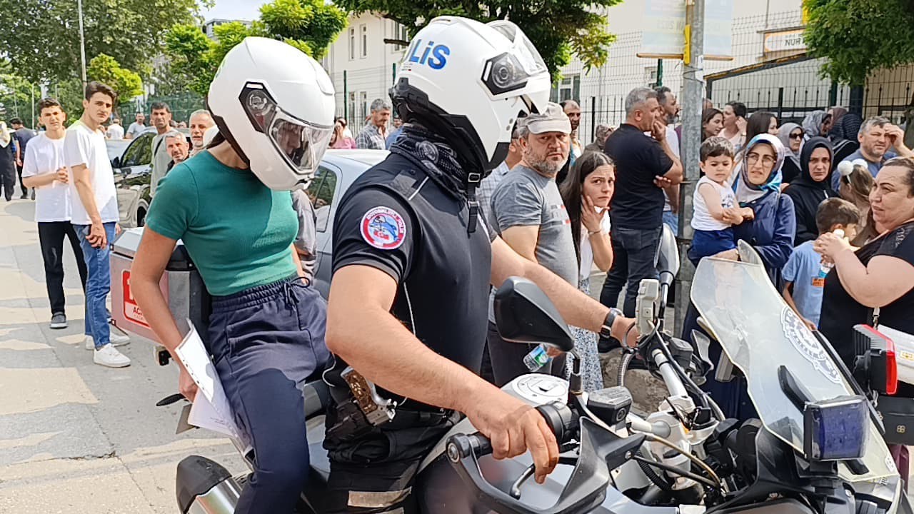 Kimliğini düşüren gencin imdadına yunus polisleri yetişti 
