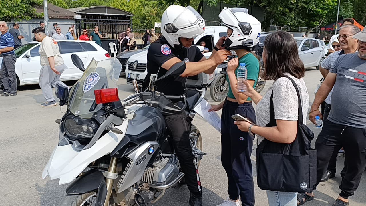 Kimliğini düşüren gencin imdadına yunus polisleri yetişti 
