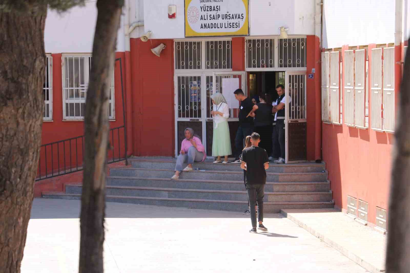 Şanlıurfa’da kimliğini unutan öğrenci önce ağladı, sonra bayıldı, son anda sınava yetişti 