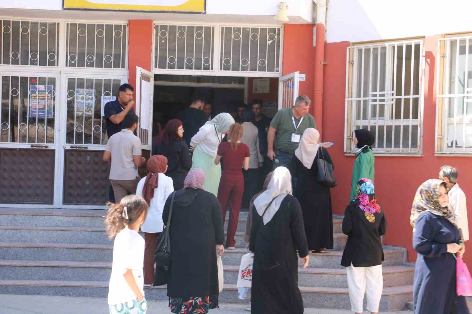 Şanlıurfa’da kimliğini unutan öğrenci önce ağladı, sonra bayıldı, son anda sınava yetişti 