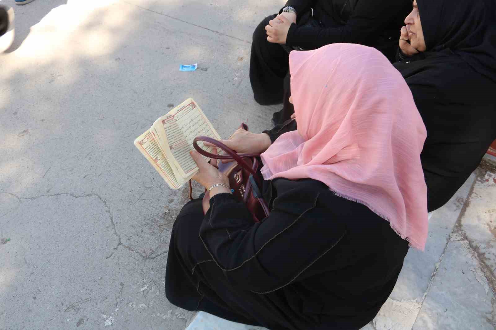 Şanlıurfa’da kimliğini unutan öğrenci önce ağladı, sonra bayıldı, son anda sınava yetişti 