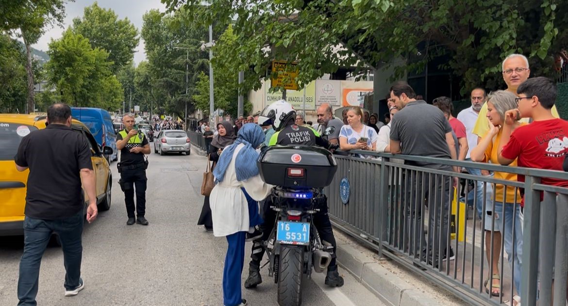 Okulları karıştırınca motosikletli polis okula böyle yetiştirdi 
