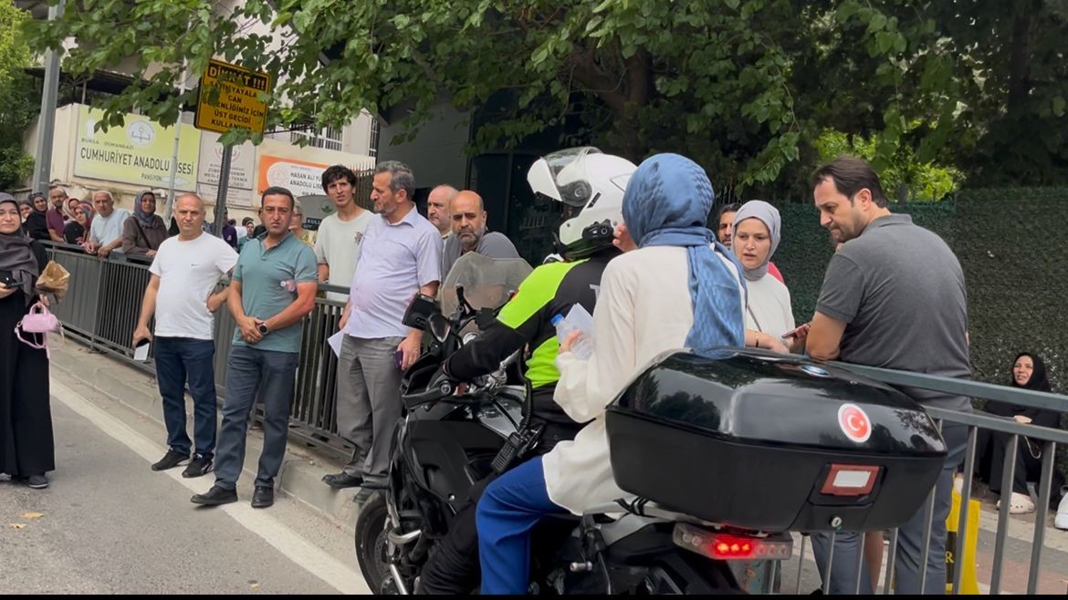 Okulları karıştırınca motosikletli polis okula böyle yetiştirdi 