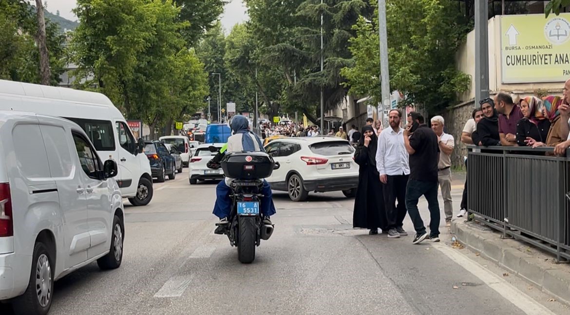 Okulları karıştırınca motosikletli polis okula böyle yetiştirdi 