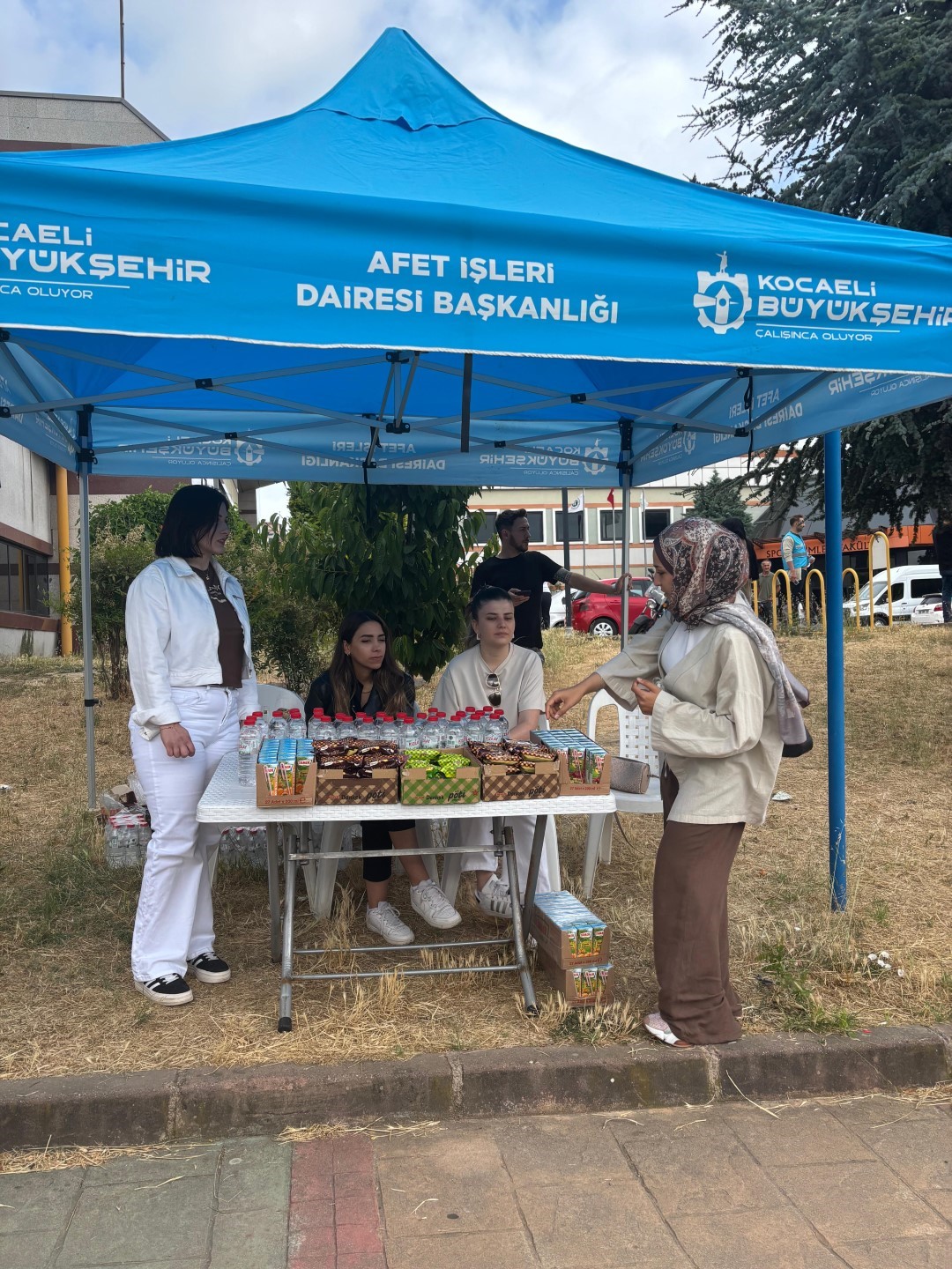 YKS’ye giren öğrenci ve ailelerine ikram dağıtıldı 