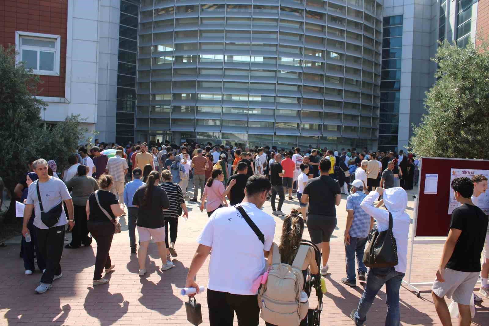 YKS maratonunda manzara değişmedi, geç kalanlar sınava alınmadı