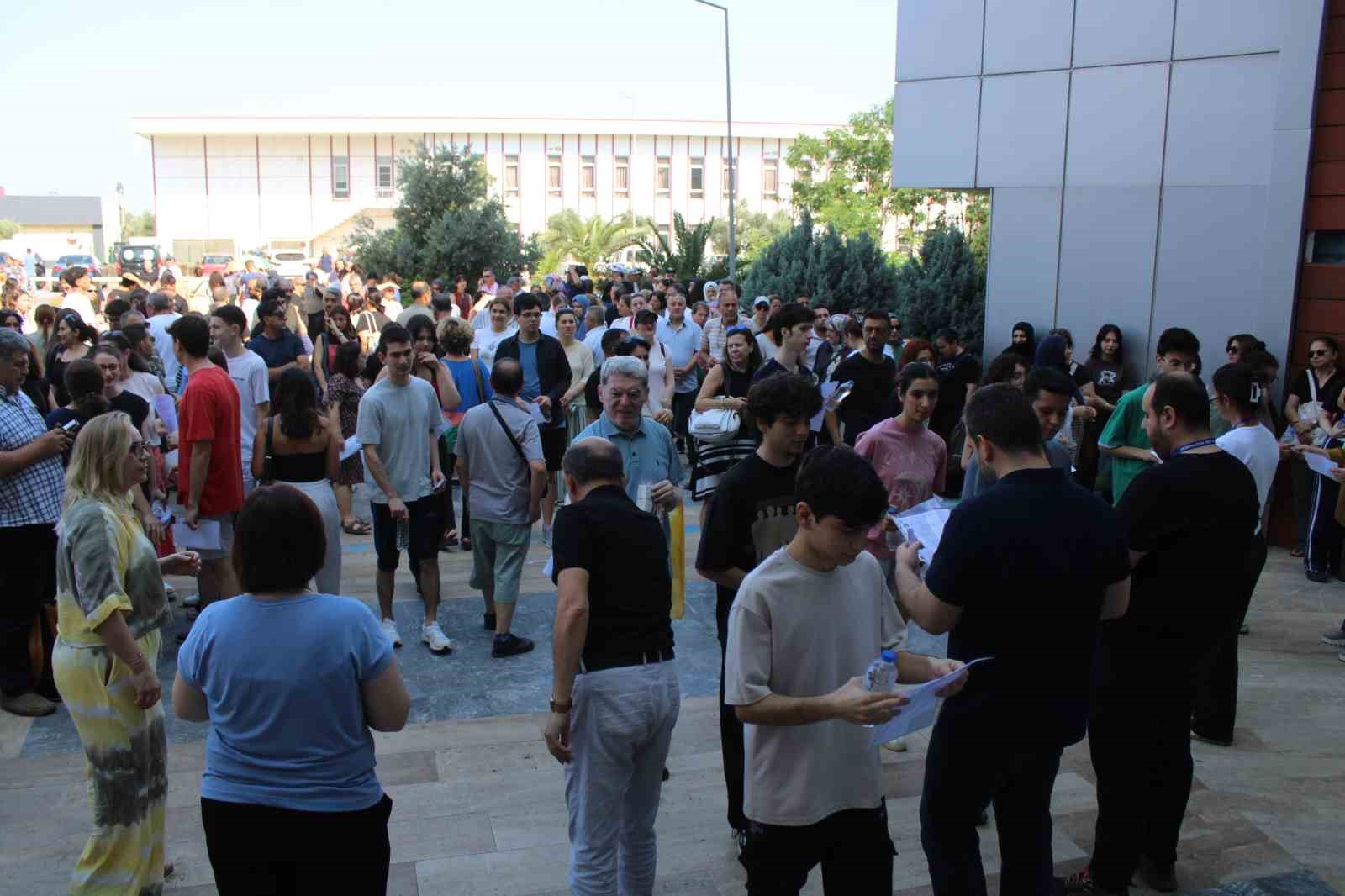 YKS maratonunda manzara değişmedi, geç kalanlar sınava alınmadı 