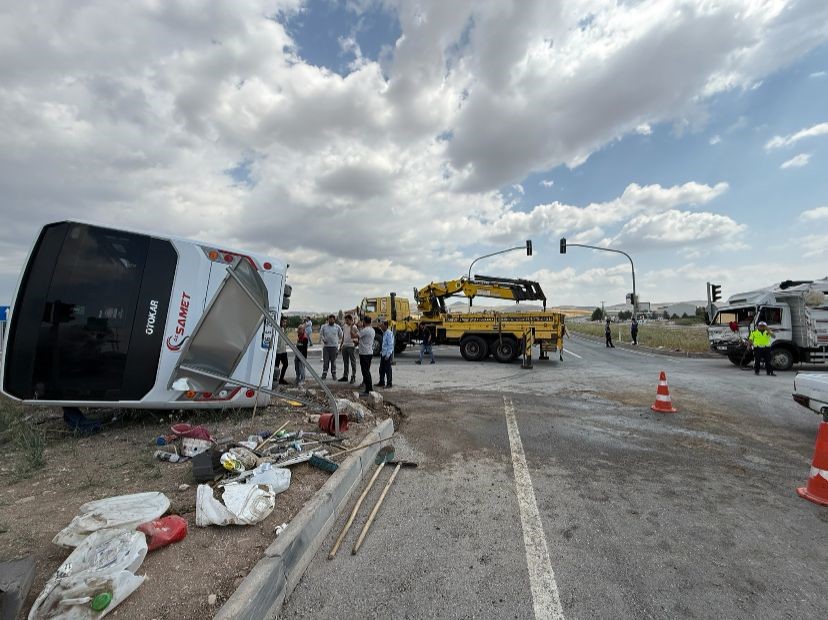 Çubuk’ta personel servisi ile canlı hayvan yüklü kamyonet çarpıştı: 3 yaralı