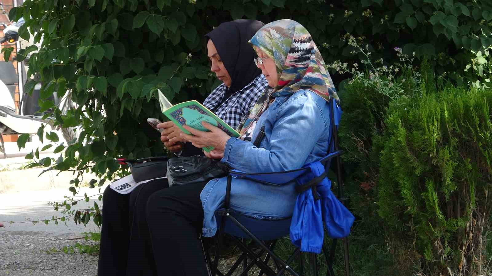Isparta’da YKS heyecanı başladı öğrenciler sınavda, aileler dışarıda ter döktü 
