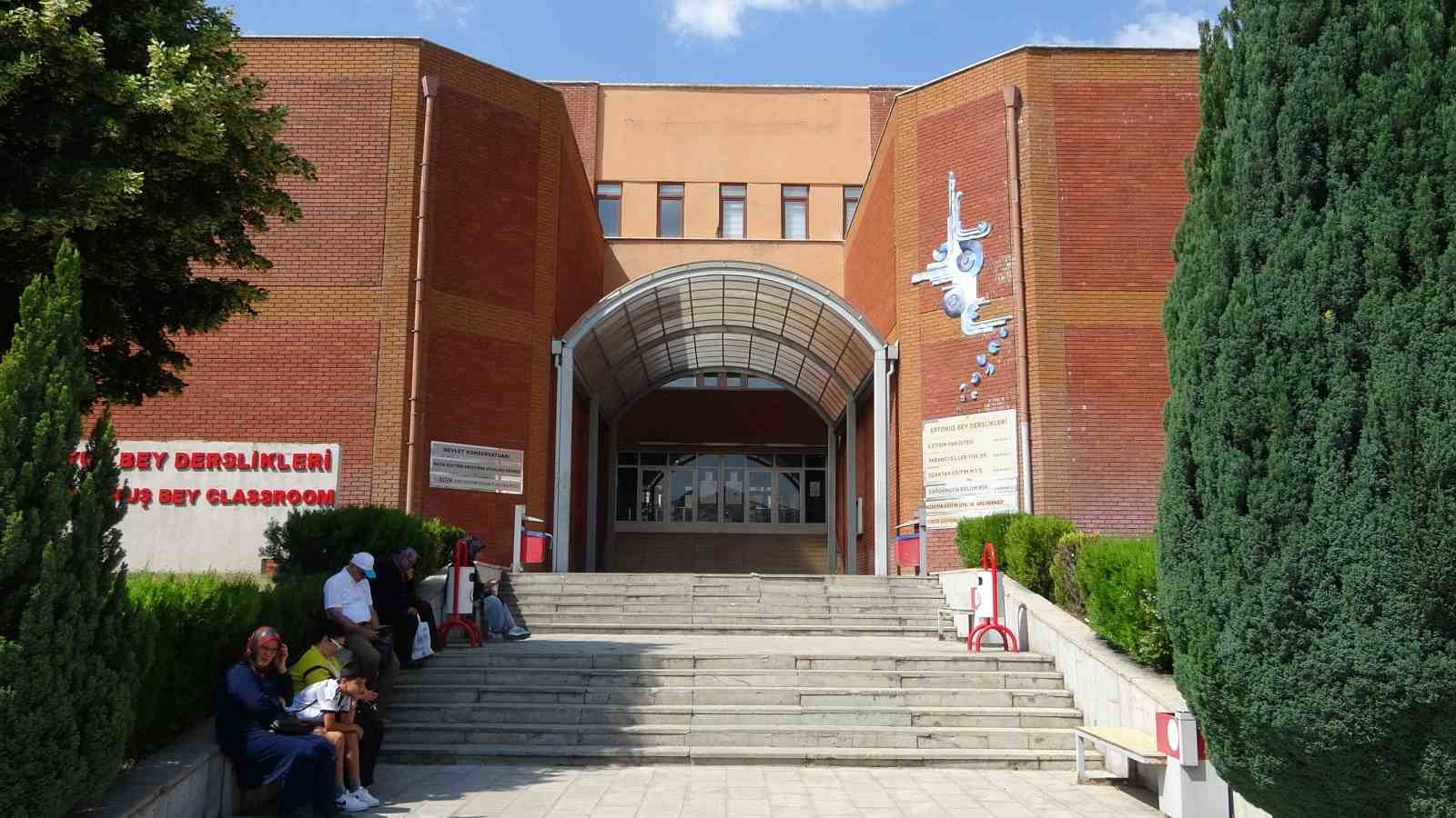 Isparta’da YKS heyecanı başladı öğrenciler sınavda, aileler dışarıda ter döktü 