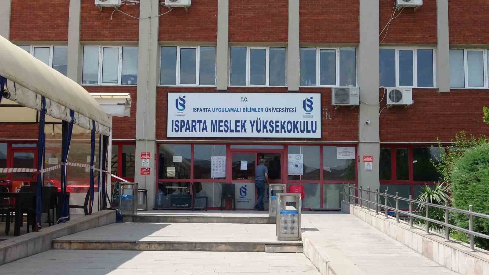 Isparta’da YKS heyecanı başladı öğrenciler sınavda, aileler dışarıda ter döktü 