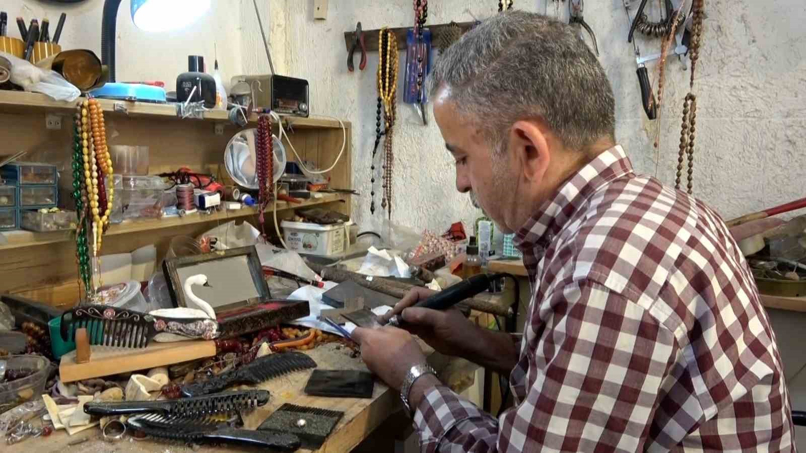 Unutulmaya yüz tutmuş kemik taraklar, işlenerek sanat eserine dönüştürülüyor 