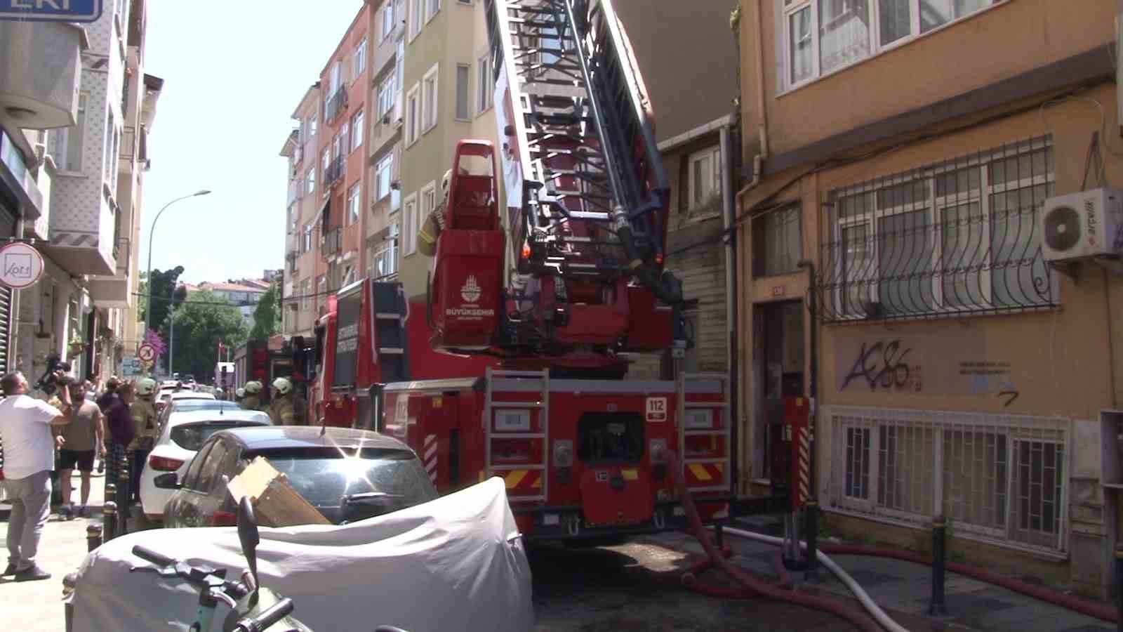Kadıköy’de ustanın açık unuttuğu tüp, çatıda yangın çıkardı 
