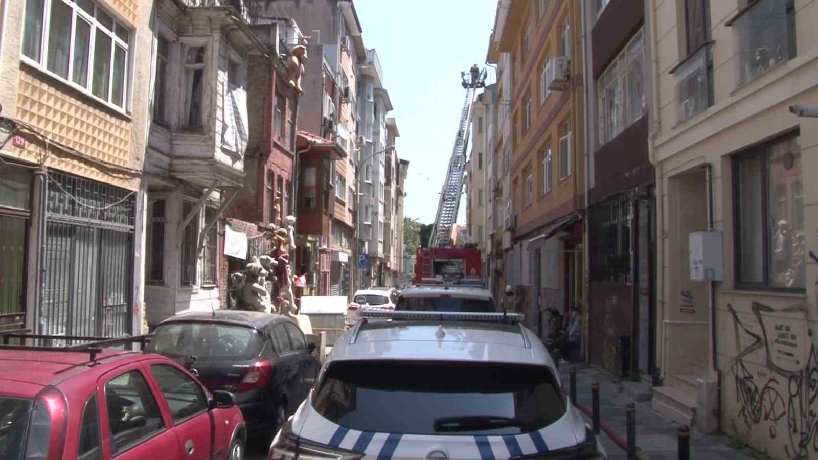 Kadıköy’de ustanın açık unuttuğu tüp, çatıda yangın çıkardı 