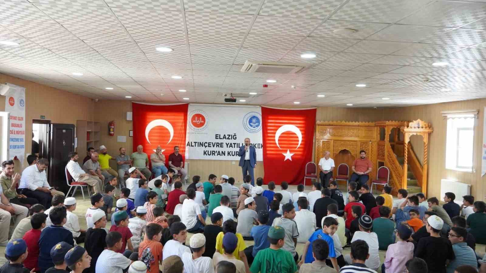 Kur’an kursunda karne ve ödül sevinci 