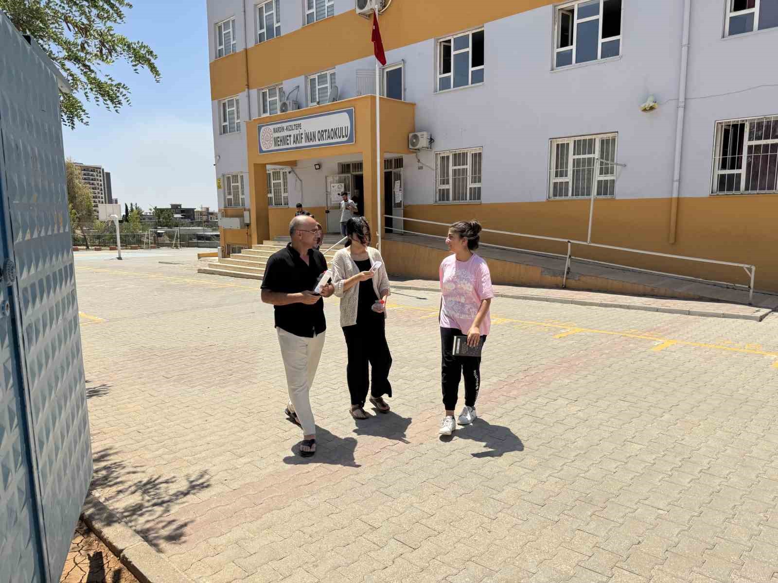 Mardin’de çiftçi baba, kızına destek için YKS sınavına kızı ile girdi 