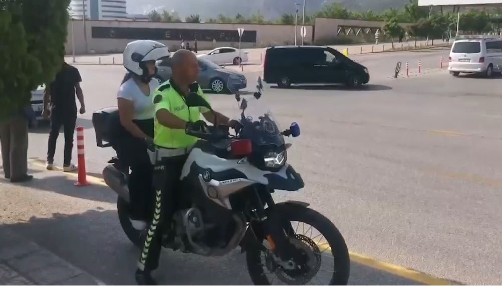 Denizli’de YKS’ye geç kalan ve kimliklerini evde unutan öğrencilerin imdadına polisler yetişti 