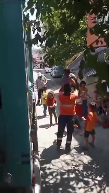 Temizlik personellnin hareketi yürekleri ısıttı 