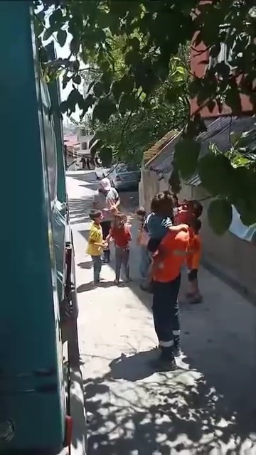 Temizlik personellnin hareketi yürekleri ısıttı 